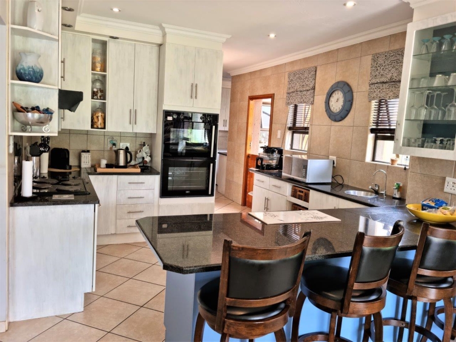 5 Bedroom Property for Sale in Melodie North West